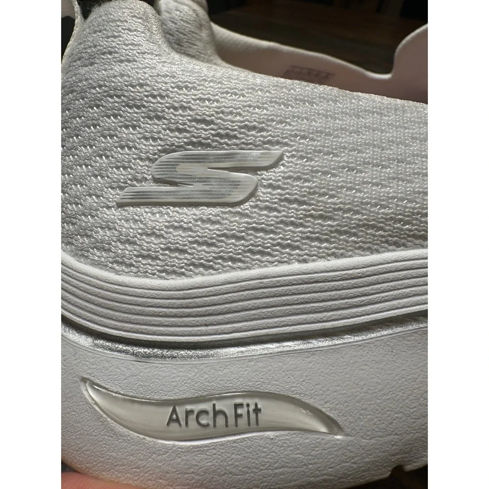 Skechers GO WALK Arch Fit White Slip On Sneakers 125313‎ Womens 9 Mens 7.5